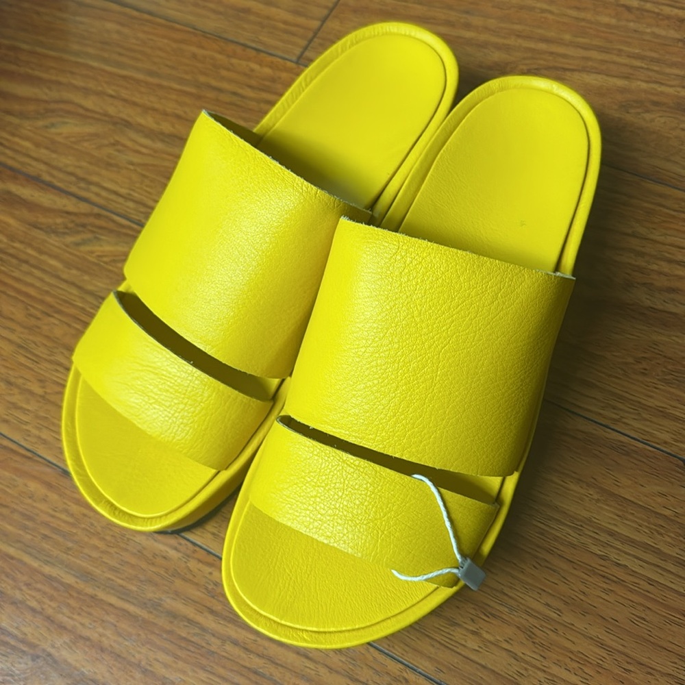 NEW—Vibram  Sandals - Picture 4 of 7